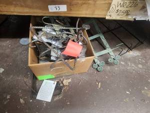 lot 93 image: Selection of indoor-outdoor metal pieces -