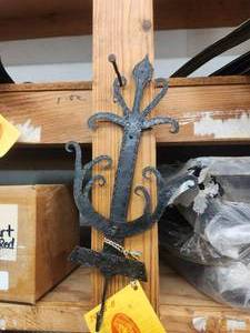lot 96 image: Selection of indoor-outdoor metal pieces - 