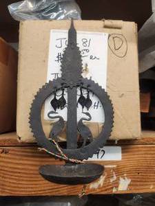 lot 97 image: Selection of indoor-outdoor metal pieces - 