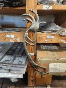 lot 108 image: Selection of indoor-outdoor metal pieces - 5