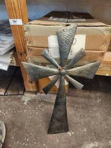lot 110 image: Selection of indoor-outdoor metal pieces - 3