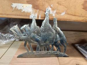 lot 112 image: Selection of indoor-outdoor metal pieces - 13