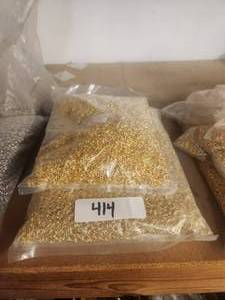 lot 414 image: Generous selection of gold circular links for jewelry making - 3 bags