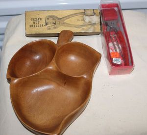 lot 25 image: Handmade Decroative Wooden Bowl and Texas nut Shellers
