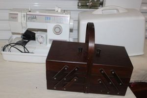 lot 86 image: Singer Sewing Machine Model 9410 with Sewing Box
