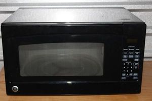 lot 137 image: Large Capacity GE Microwave, in excellent Condition.