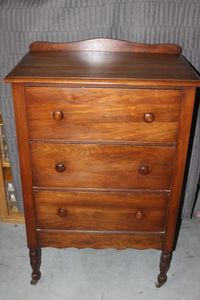 lot 121 image: Vintage 3 Drawer Dresser