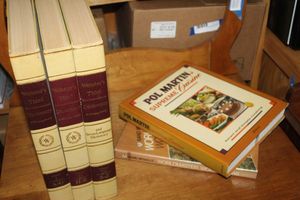 lot 146 image: Vintage Websters Third New Internation Dictionary with a Seven Language Dictionary, and other Vintage Table Books