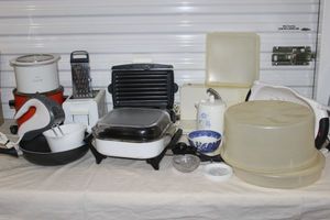 lot 130 image: Large Variety of Electric and Nonelectric Kitchen Items as Shown in photos, Some are Vintage and in excellent Condition