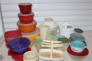 lot 192 image: Vintage Tupperware and other Plastic Kitchen items and Dishes as shown