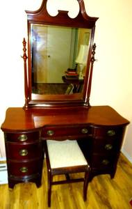 lot 2 image: BIG $ ITEM -BEAUTIFUL ANTIQUE MAHOGANY VANITY  DRESSING TABLE WITH STOOL (BELIEVE IT IS DIXIE FURNITURE) - GOES WITH LOT 86