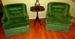 lot 8 image: PAIR OF VINTAGE SITTING ROOM ARM CHAIRS (X MONEY)