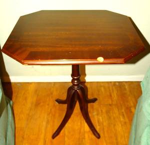 lot 9 image: ANTIQUE CHERRY TILT TOP SIDE TABLE $$