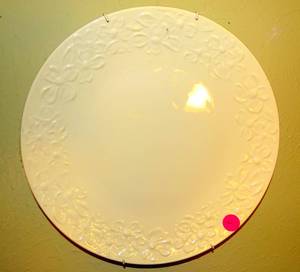 lot 14 image: TAYLOR SMITH & T WHITE DOGWOOD PLATE WITH WALL HANGER
