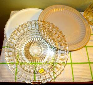 lot 22 image: LOT OF OLDER GLASS PLATES INCLUDING A VINTAGE FEDERAL GLASS CAKE PLATE