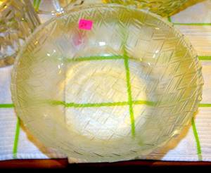 lot 29 image: BASKET WEAVE GLASS PUNCH OR SALAD BOWL