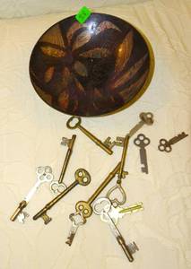 lot 38 image: WOOD BOWL FULL OF VINTAGE  ANTIQUE SKELETON KEYS