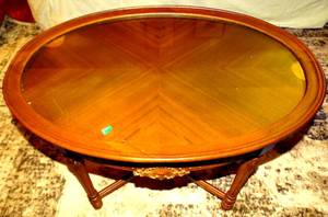 lot 40 image: VINTAGE ENGLISH OVAL COFFEE TABLE WITH REMOVABLE GLASS TEA TRAY OVERLAY $$$