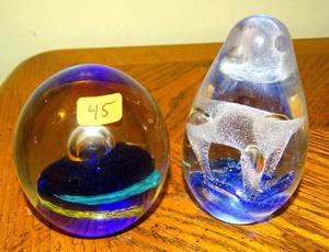 lot 45 image: GLASS SPHERE AND TEARDROP SHAPED PAPER WEIGHTS (X MONEY)