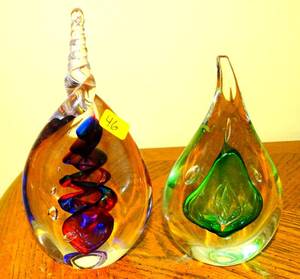 lot 46 image: 2 TEARDROP SHAPED GLASS PAPER WEIGHTS (X MONEY)