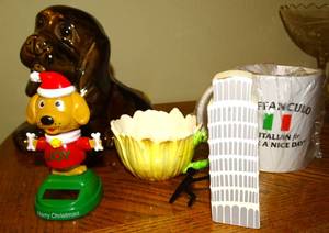lot 50 image: LOT OF VARIOUS ITEMS INCUDING SOUVENIRS FROM EUROPE AND A CERAMIC DOG PLANTER