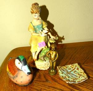 lot 53 image: VARIETY OF KNICK KNACKS AND TRAVEL SOUVENIRS INCLUDING BRUSSELS LANDMARK MANNEKIN PIS