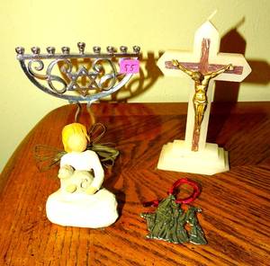 lot 55 image: SEVERAL RELIGIOUS TCHOTCHKES