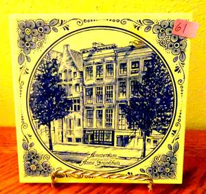 lot 61 image: DECORATIVE TILE WITH THE ANNE FRANK HOUSE IN AMSTERDAM - MARKED 1992 ON THE BACK