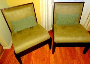 lot 65 image: NICE PAIR OF CRATE & BARREL SIDE CHAIRS WITH PILLOWS (X MONEY)