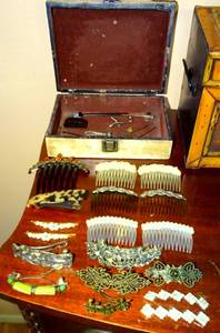 lot 76 image: BEAUTIFUL ANTIQUE WOOD BOX WITH NICE VARIETY OF VINTAGE HAIR COMBS AND CLIPS
