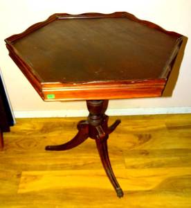 lot 78 image: BIG $$ ITEM - ITALIAN HEXAGONAL SIDE TABLE WITH TRIPOD LEGS FROM THE 60S