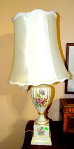 lot 77 image: BIG $ ITEM - CLASSIC ENGLISH GARDEN PORCELAIN LAMP WITH SHADE