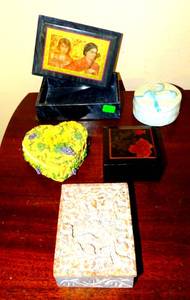 lot 80 image: VARIETY OF TRINKET BOXES WITH THE CONTENTS