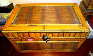 lot 82 image: INTERESTING MEDIUM SIZED WOOD BOX WITH LATCH