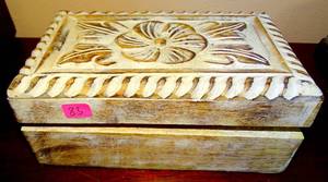 lot 83 image: PRETTY BOX THAT COULD BE USED FOR JEWELERY  TRINKETS