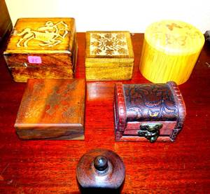 lot 85 image: NICE VARIETY OF WOODEN TRINKET BOXES