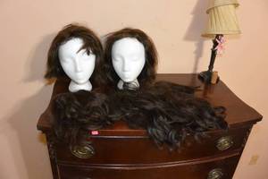 lot 89 image: 2 MANEQUIN HEADS WITH 4 WIGS AND 2 EXTENSIONS