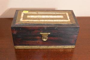 lot 94 image: NICE WOOD BOX WITH HIGED LID AND LATCH