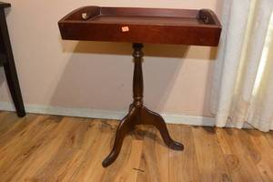 lot 98 image: 1993 BOMBAY COMPANY SIDE TABLE WITH TRIPOD LEGS