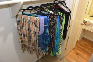 lot 129 image: LARGE LOT OF VARIOUS SCARVES WITH THE HANGERS