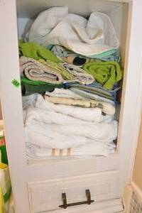 lot 133 image: VARIOUS TOWELS AND DISH CLOTHS - INCLUDES EVERYTHING ON THE SHELF