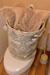 lot 136 image: SEVERAL BATHROOM RUGS IN A COLLAPSIBLE HAMPER