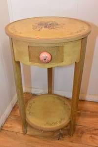 lot 137 image: DECORATIVE ROUND SIDE TABLE WITH SINGLE DRAWER