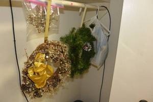 lot 147 image: VARIOUS HOLIDAY WREATHS AND DECORATIONS