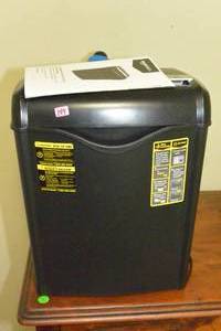 lot 149 image: AMAZON PAPER SHREDDER WITH MANUAL - LOOKS NEW & NICE DESKTOP DESK LAMP WITH ORGANIZING TRAY