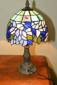 lot 150 image: BIG $ ITEM - VERY PRETTY STAINED GLASS TIFFANY STYLE LAMP