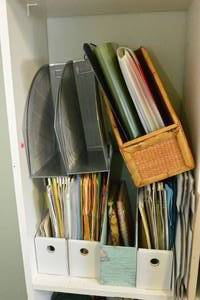 lot 160 image: CONTENTS OF SHELF - WIRE FILE HOLDERS, FILE FAN FOLDERS, ETC.