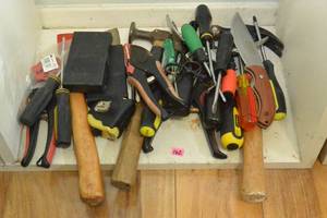 lot 162 image: CONTENTS OF SHELF - VARIOUS HAND TOOLS