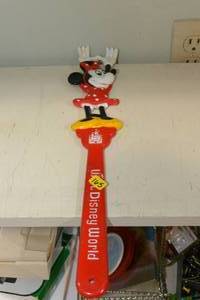 lot 165 image: VINTAGE DISNEYLAND WALT DISNEY WORLD MINNIE MOUSE BACK SCRATCHER 15