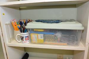 lot 166 image: CONTENTS OF SHELF - PENS, PENCILS, VARIOUS ART SUPPLIES